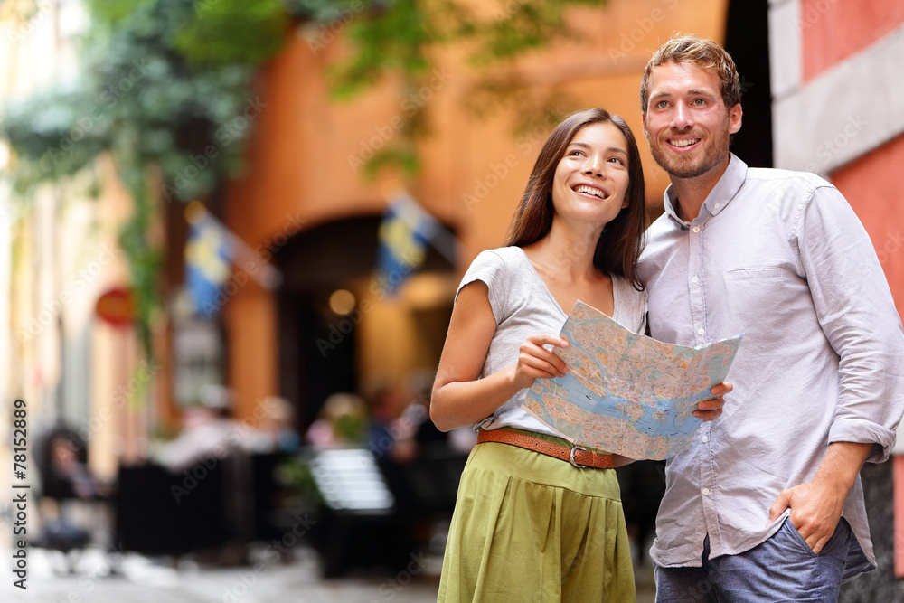 Stockholm tourists couple with map in Gamla Stan - obrazy, fototapety, plakaty 