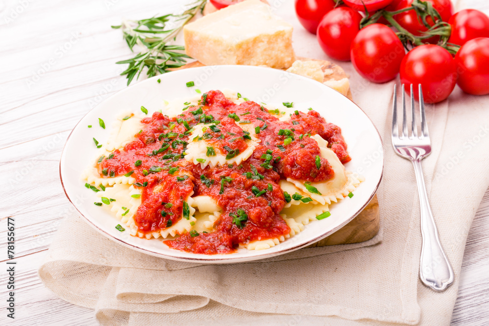 Ravioli mit Tomatensauce Ravioli mit Tomatensauce