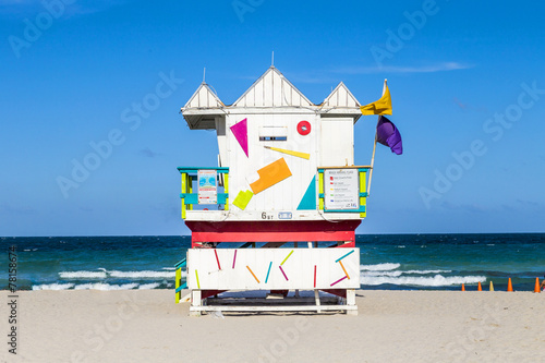 wooden life guard huts in art deco style in miami © travelview