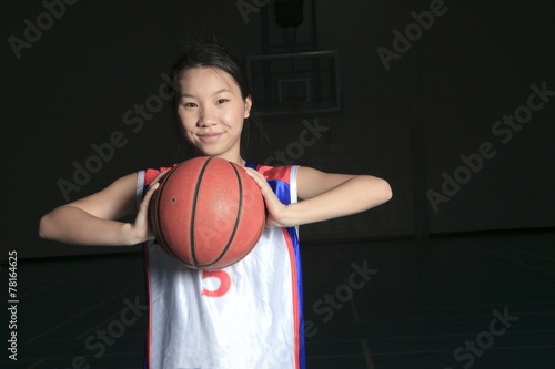 Quadro su tela A asian basketball player in gymnase field
