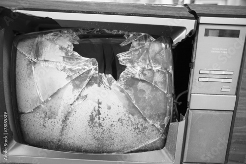 Slika na platnu An old broken TV left on the street.