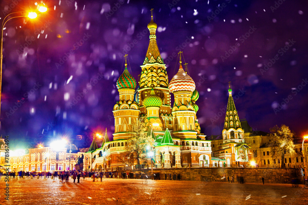 Naklejka premium St. Basil's Cathedral in Moscow on Red Square at night winter
