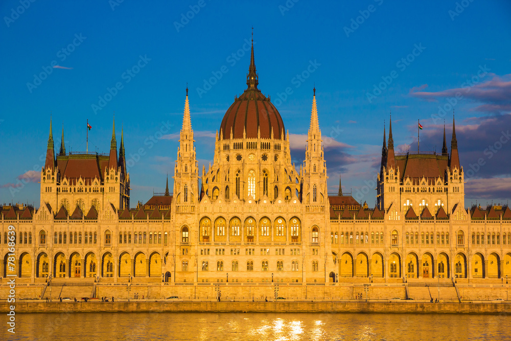 Fototapeta premium Budapest Parliament Building illuminated before sunset, Hungary