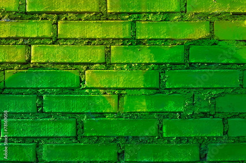 Mauer mit gruenen Ziegeln