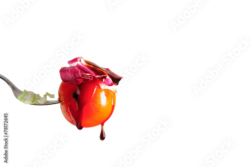 Pomodoro su forchetta,goccia di aceto balsamico e insalata