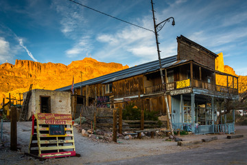 Aluminium schilderij Route 66 Avondlicht in Oatman Arizona bergen  © jonbilous