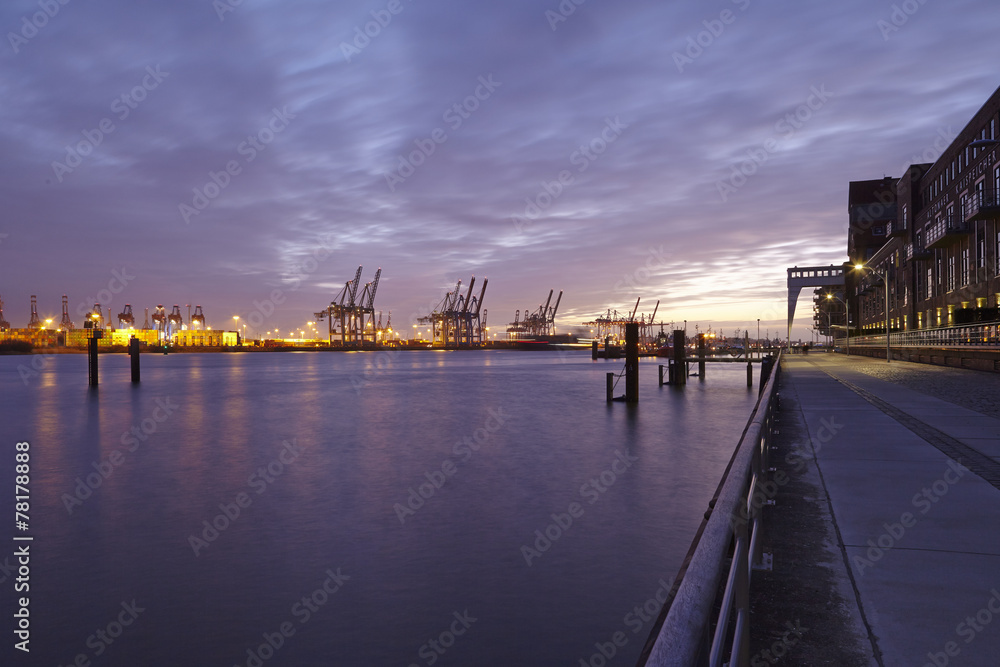 Fototapeta premium Hamburg - Hamburger Hafen in der Abenddämmerung
