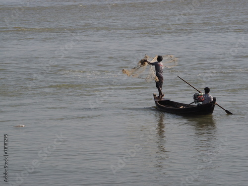 Pescador lanzando las redes en Mingun (Myanmar) photo