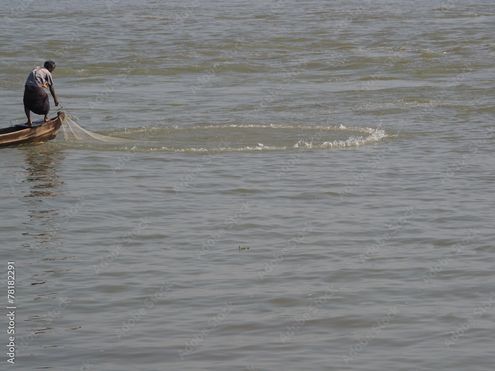 Fototapeta premium Pescador lanzando la red en Mingun (Myanmar)