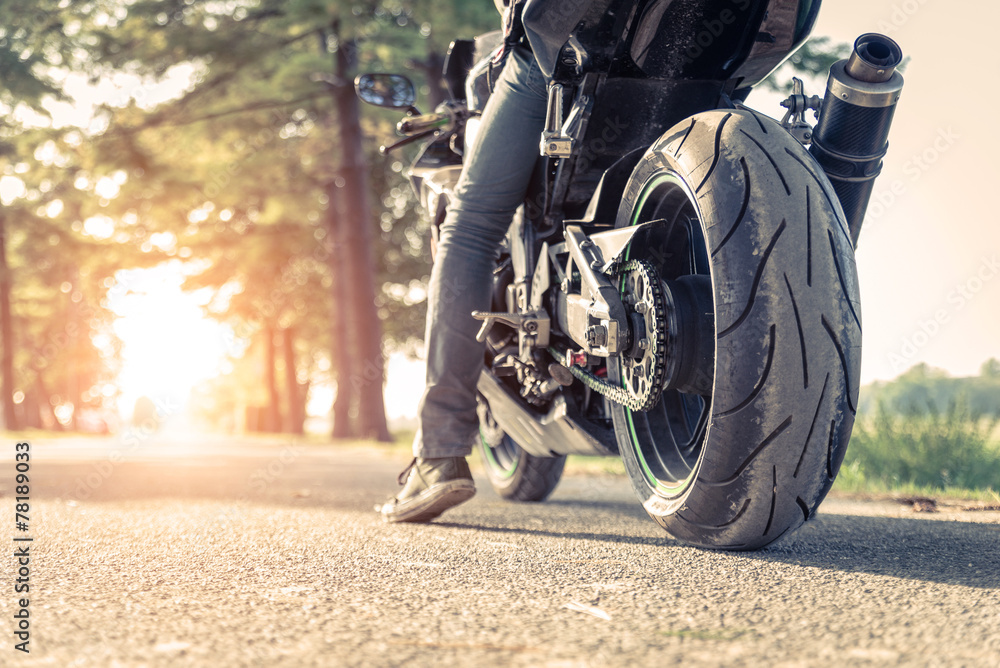 Obraz premium motocyklista i motocykl gotowy do jazdy