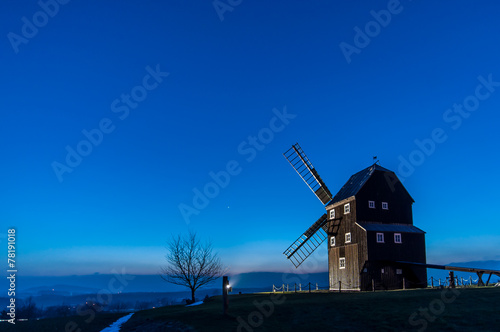Die oberlausitzer Bockwindmühle in der blauen Stunde
