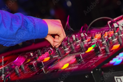 Obraz na płótnie DJ w salonie