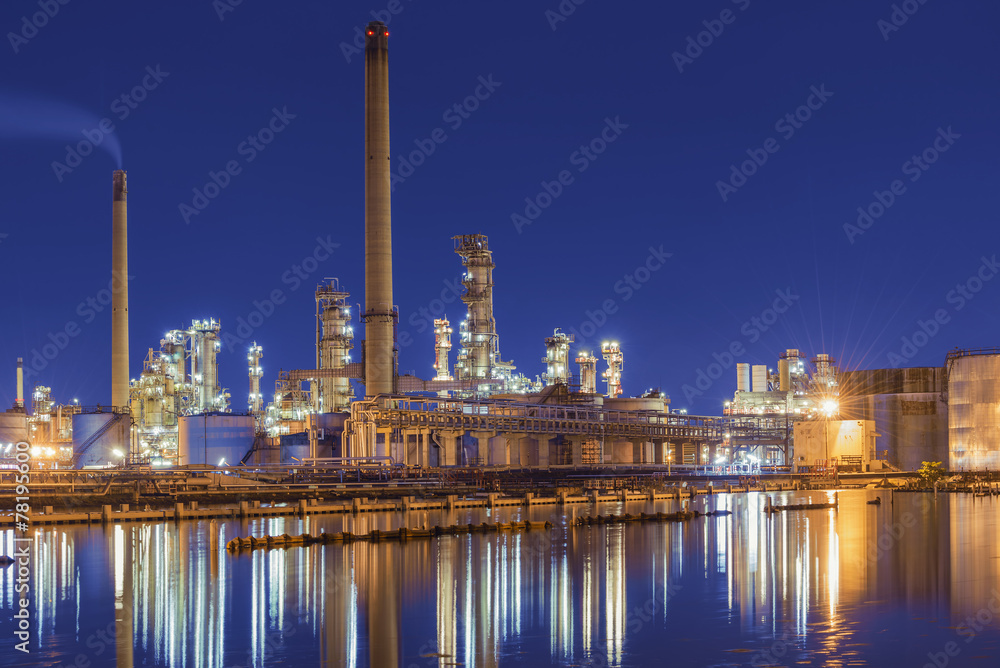 Naklejka premium Oil refinery at twilight