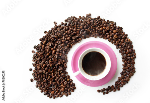 Tazzina caffé rosa dentro cerchio di caffé
