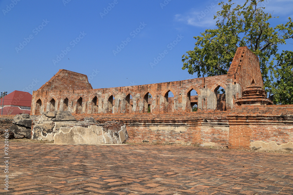 Wat Khudeedao, the ruin of a Buddhist temple in the Ayutthaya hi