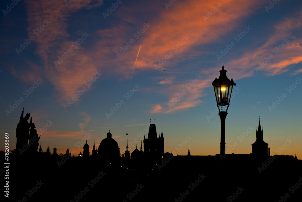 Obraz premium Silhouette view of Charles Bridge and city of Prague at dawn