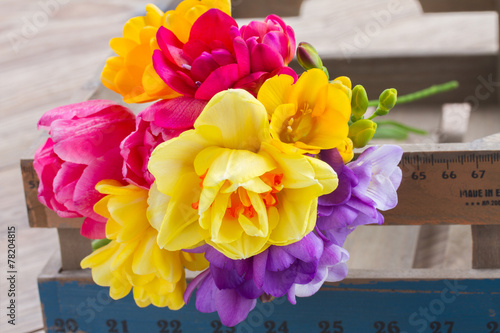 Fototapeta Naklejka Na Ścianę i Meble -  posy  of spring flowers on wooden table