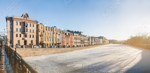 Fototapet Panoramic view of Fontanka river embankment in sunny winter day.