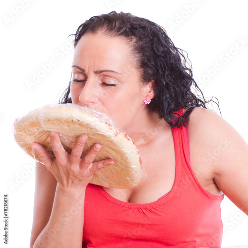 Frau riecht an einer Tiefkühl Pizza - isoliert