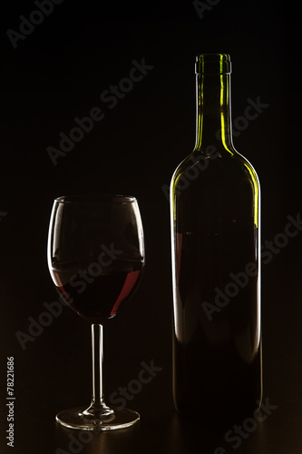 Silhouette di bottiglia e bicchiere di vino rosso