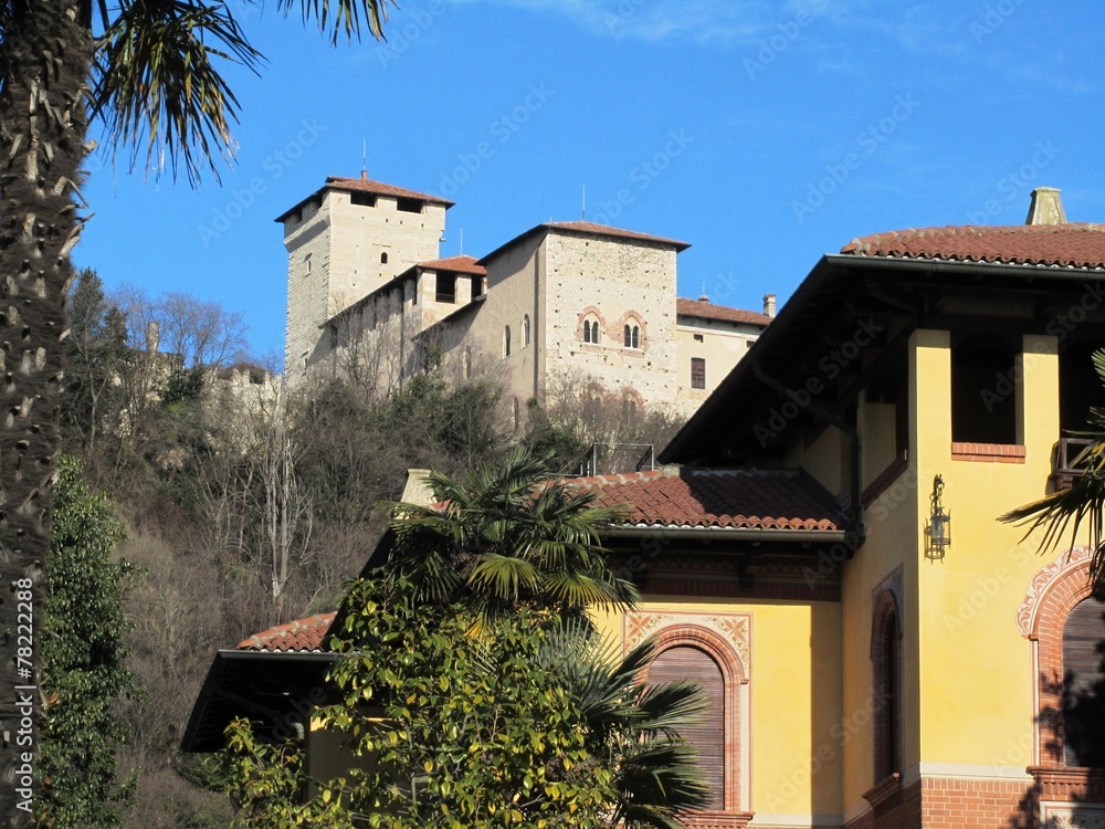 Burg Rocca in Angera am Lago Maggiore im Winter - Italien
