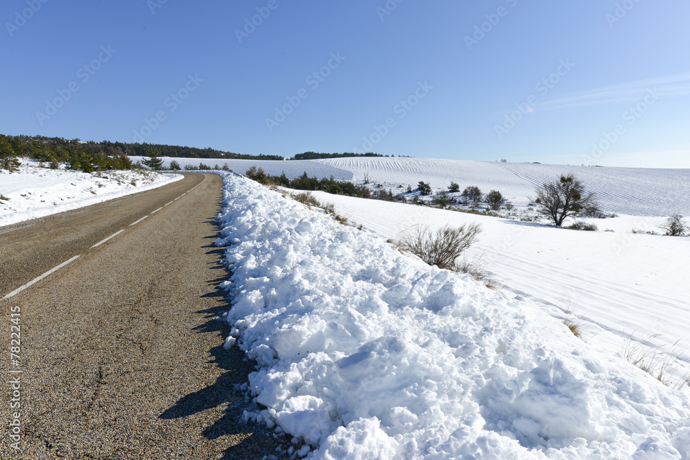 route dans la campagne enneigée