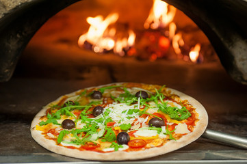 Fototapete Pizzeria Pizza im Holzofen gebacken  © Everest Adv