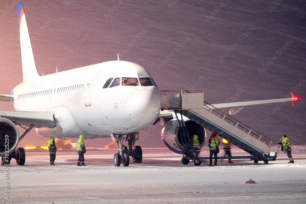 Obraz premium Moskwa, Rosja, 2015: obsługuje drabinę do samolotu