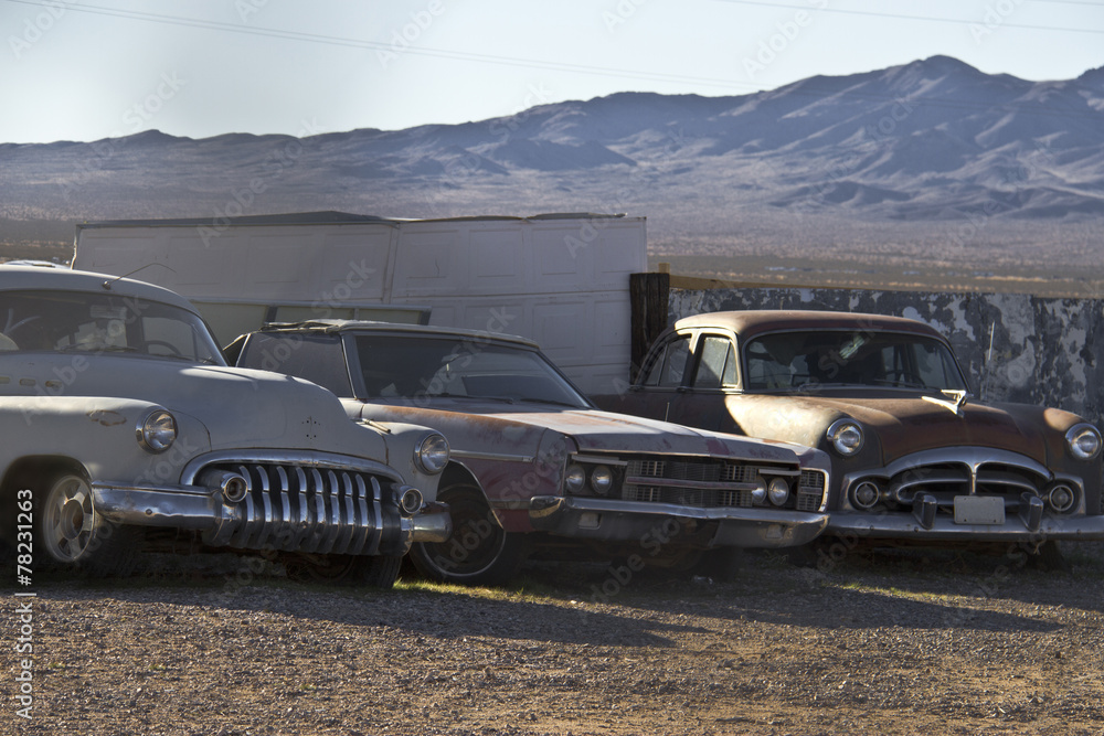 Obraz premium three rusty classic car in the desert