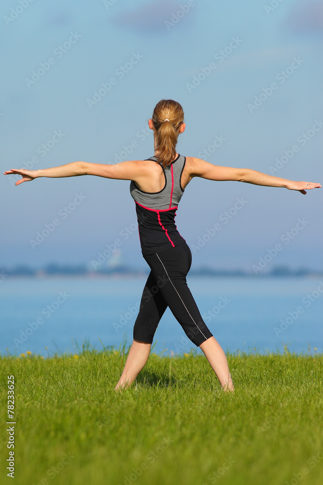 Fototapeta premium gymnastics at the sea