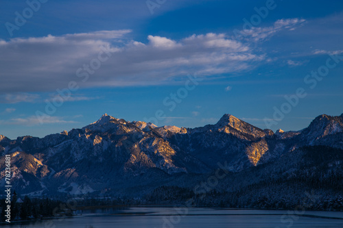 Alpenglühen mit See im Winter