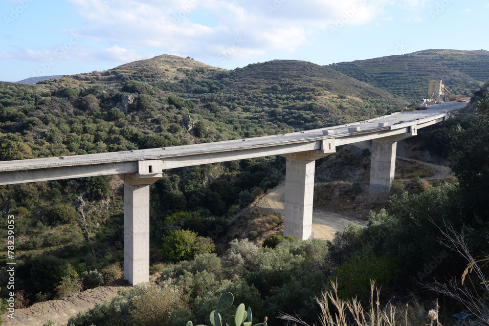 Bau einer Autobahnbrücke auf Kreta Bau einer Autobahnbrücke auf Kreta