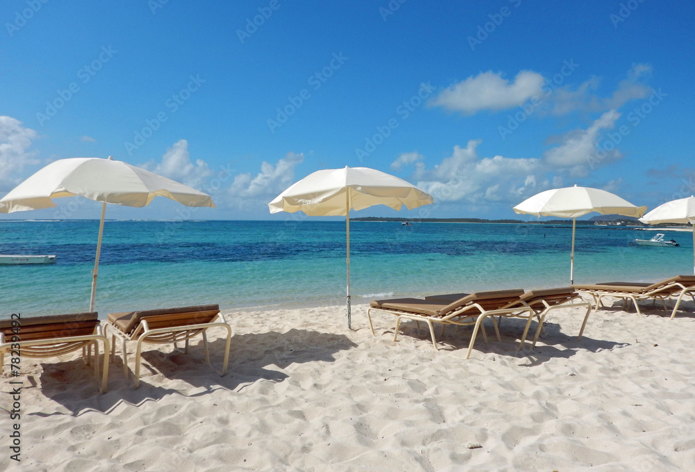 plage et parasols sur l'île maurice