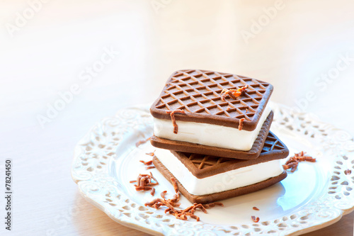 Canvas-taulu Two brown and white ice-cream sandwiches. Chocolate with vanilla