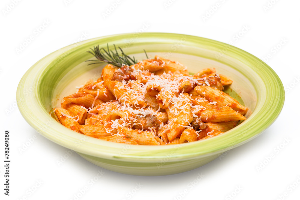 Mezze penne con salsa al pomodoro e formaggio Mezze penne con salsa al pomodoro e formaggio