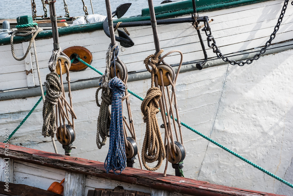 Obraz premium Part of sailing ship with pulleys and knotted ropes.