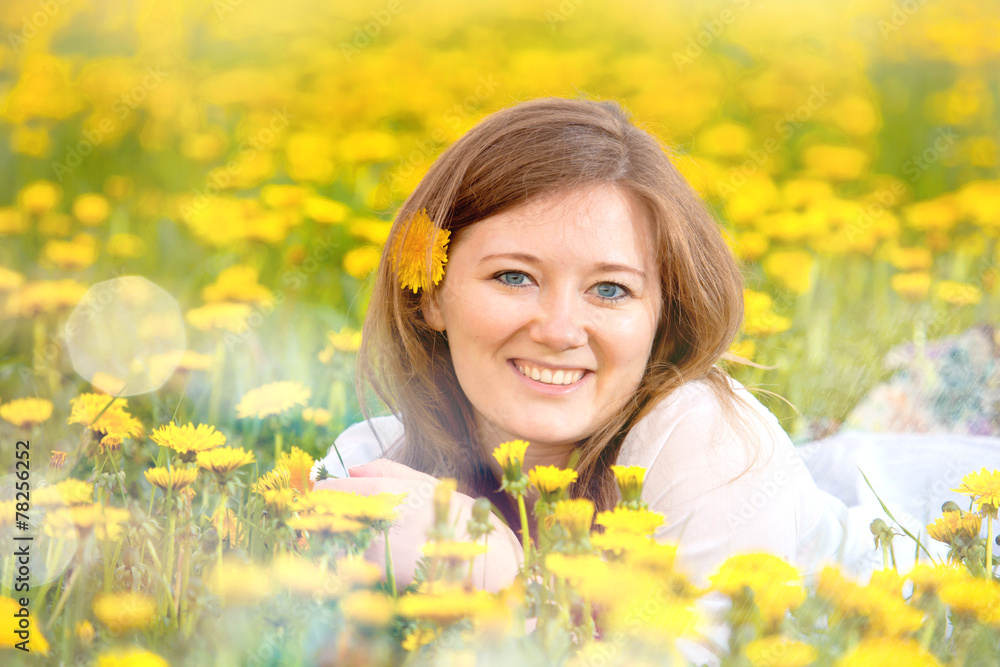 Freudige frau im blumenfeld Freudige frau im blumenfeld