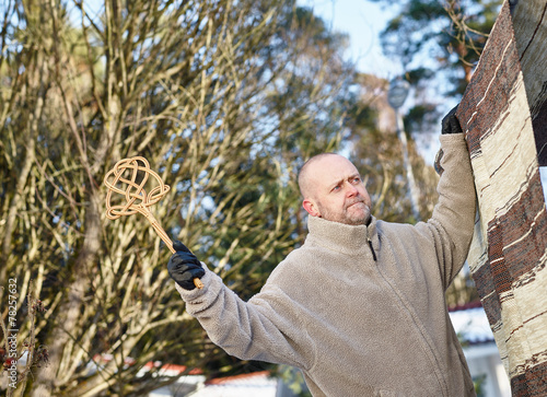 Εκτύπωση καμβά Man and carpet beater