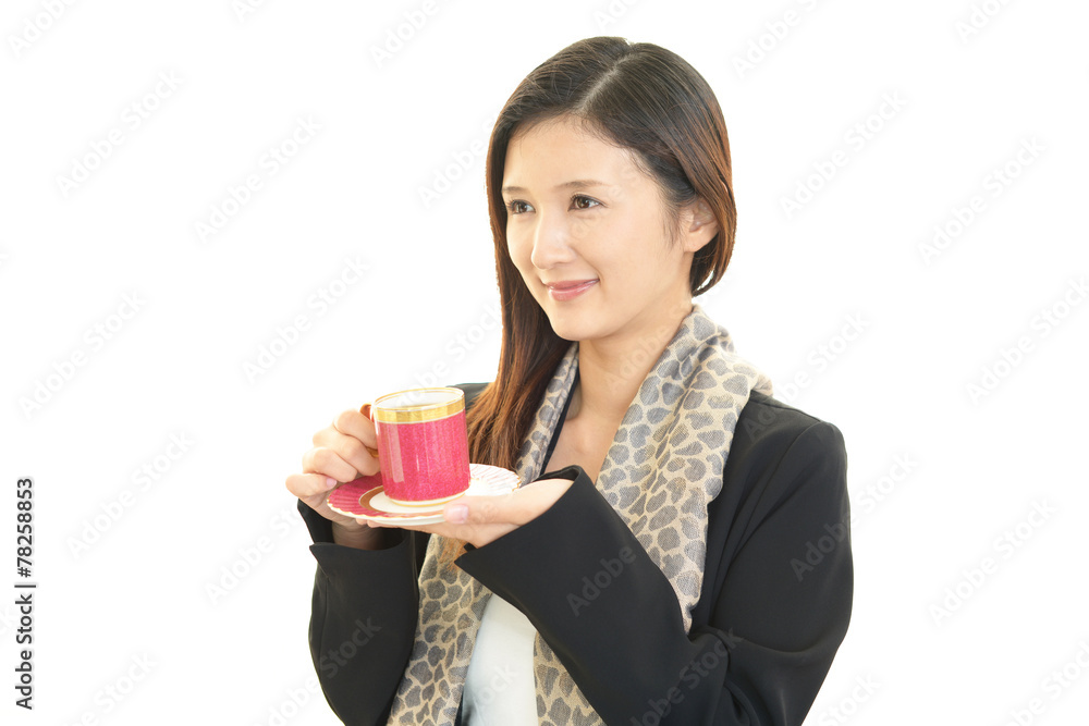 コーヒーを飲む女性