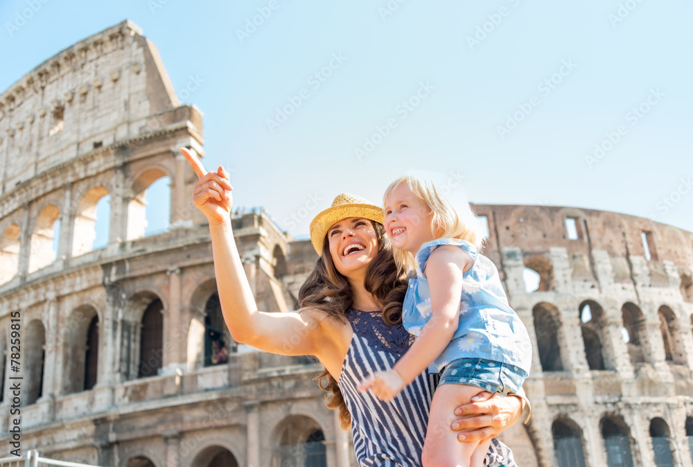 Obraz premium Szczęśliwa matka i dziewczynka zwiedzanie w pobliżu Koloseum w Rzymie