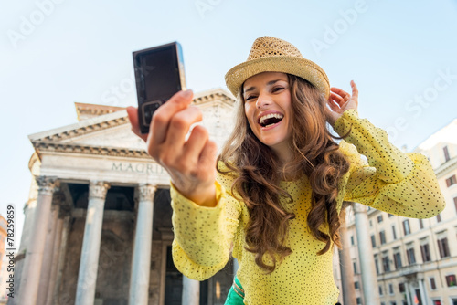 Photography Happy young woman making selfie in front of pantheon in rome