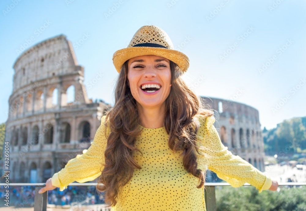 Naklejka premium Portrait of young woman in front of colosseum in rome, italy