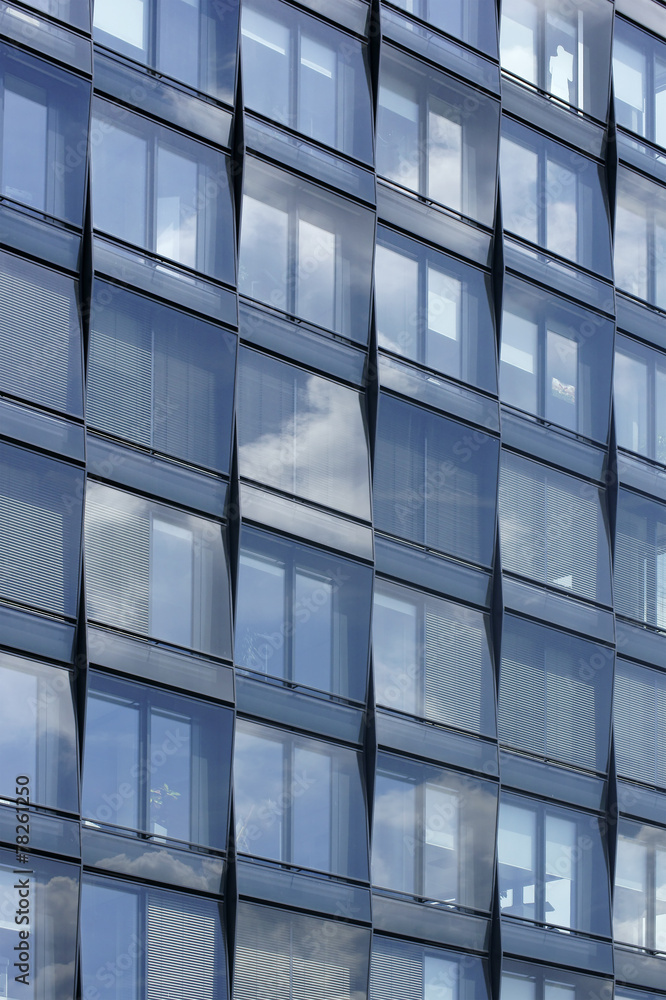 Fassade mit Wolkenreflektionen Fassade mit Wolkenreflektionen