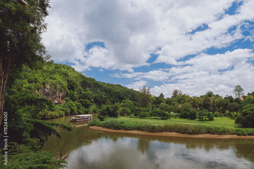 Fototapeta premium statek z turystami na tropikalnej rzece Kwai
