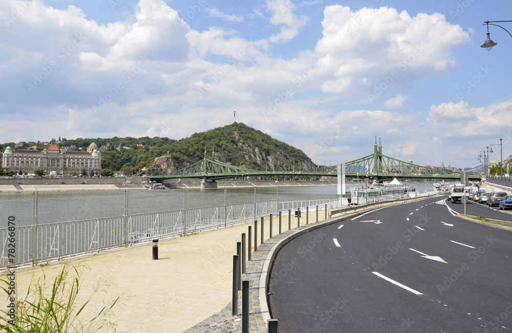 Vista sul lungo fiume e il ponte della Libertà di Budapest.