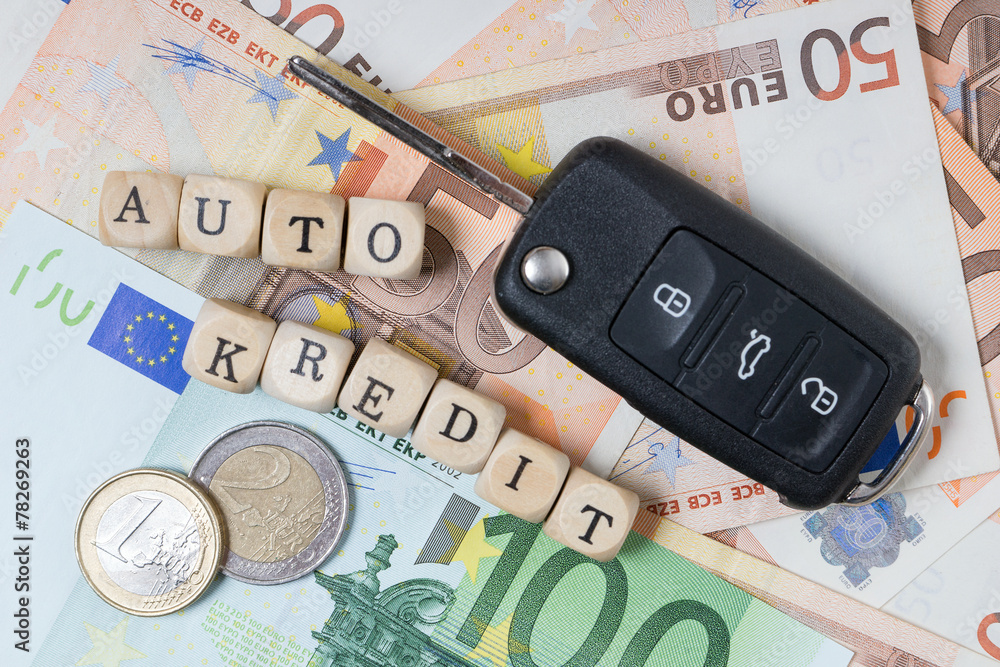 Geld und Holzwürfel mit den Worten Auto Kredit Geld und Holzwürfel mit den Worten Auto Kredit