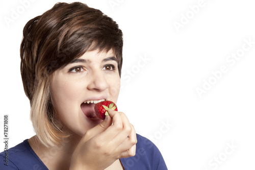 adolescente mangia una fragola