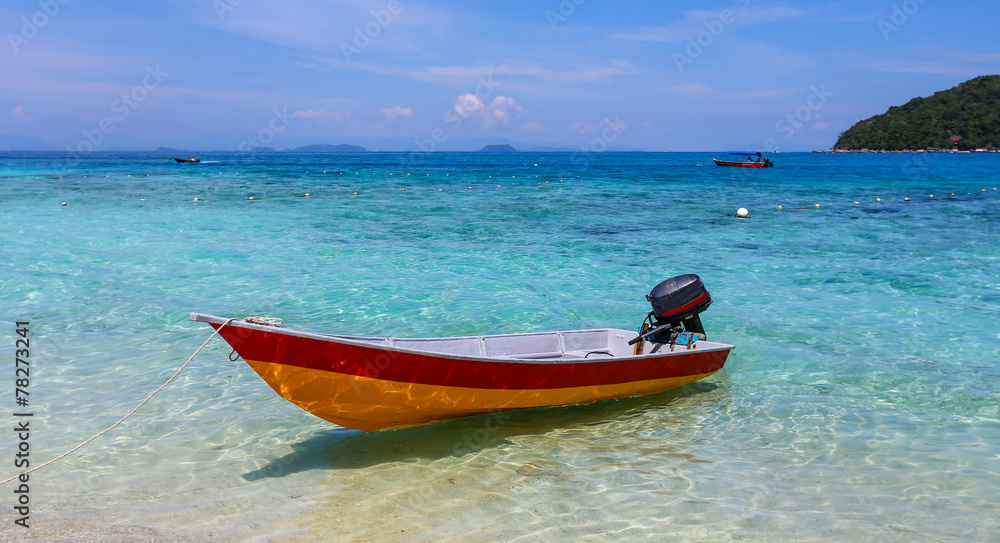 Bateau et mer turquoise