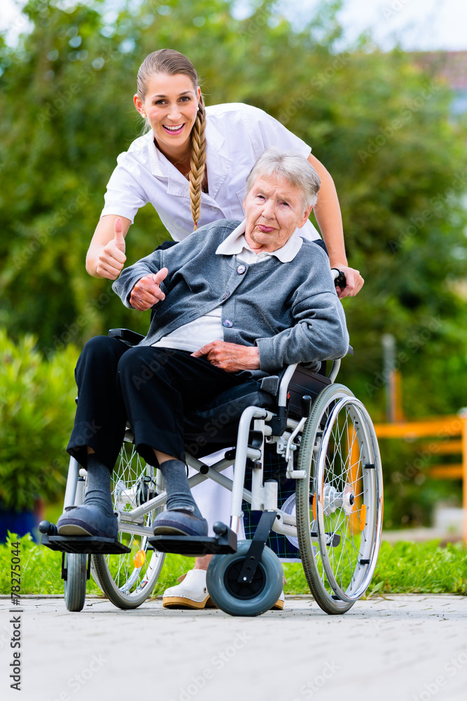 Altenpflegerin schiebt Seniorin im Rollstuhl Altenpflegerin schiebt Seniorin im Rollstuhl
