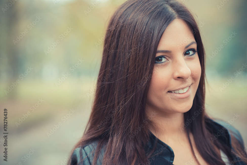 Fototapeta premium młoda piękna brunetka proste włosy kobieta w parku